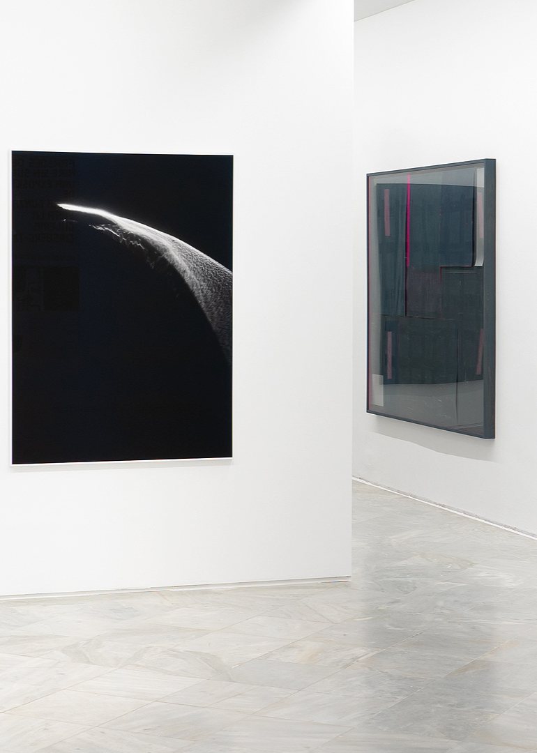Fotografía de gran formato con una curva de luz sobre negro