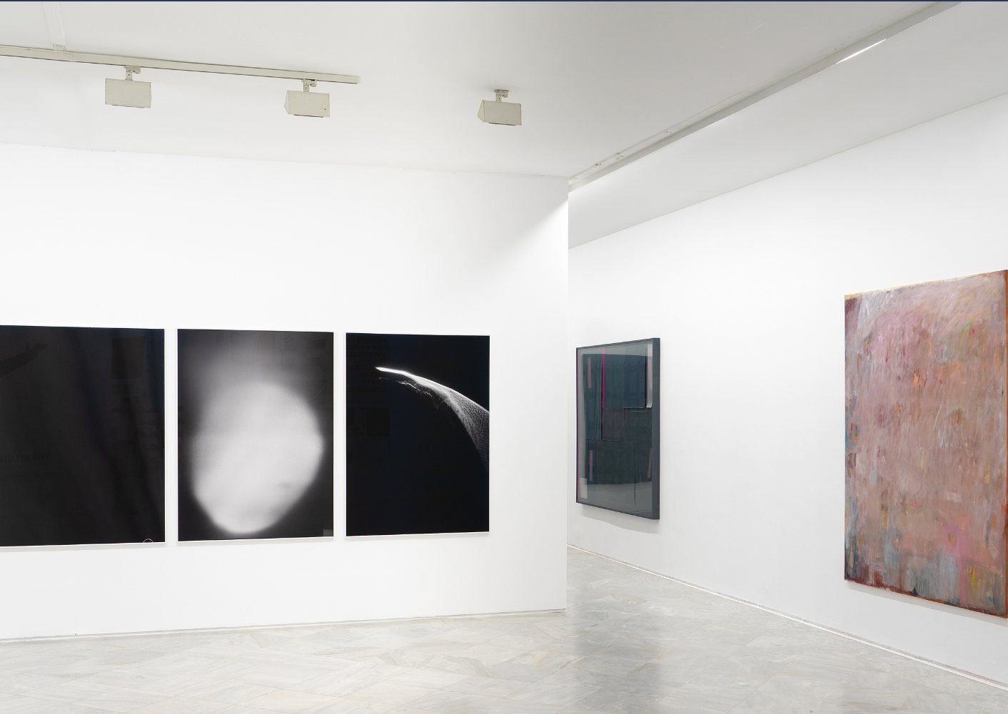 Vista de la Colección Pérez en el CAAC: tríptico de fotografías oscuras y pintura abstracta en sala blanca