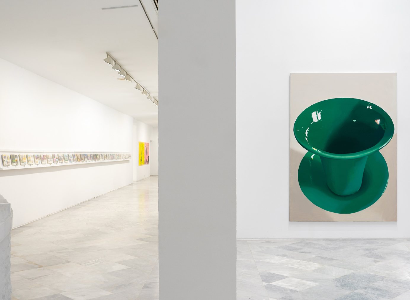 Pintura de un gran jarrón verde brillante frente a una fila de pequeñas obras