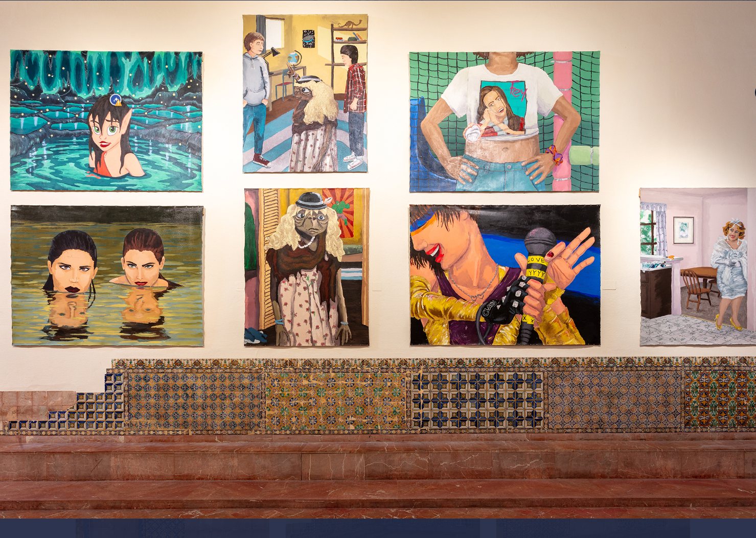 Rejilla de siete pinturas figurativas de Manuela Solano sobre el zócalo de azulejos