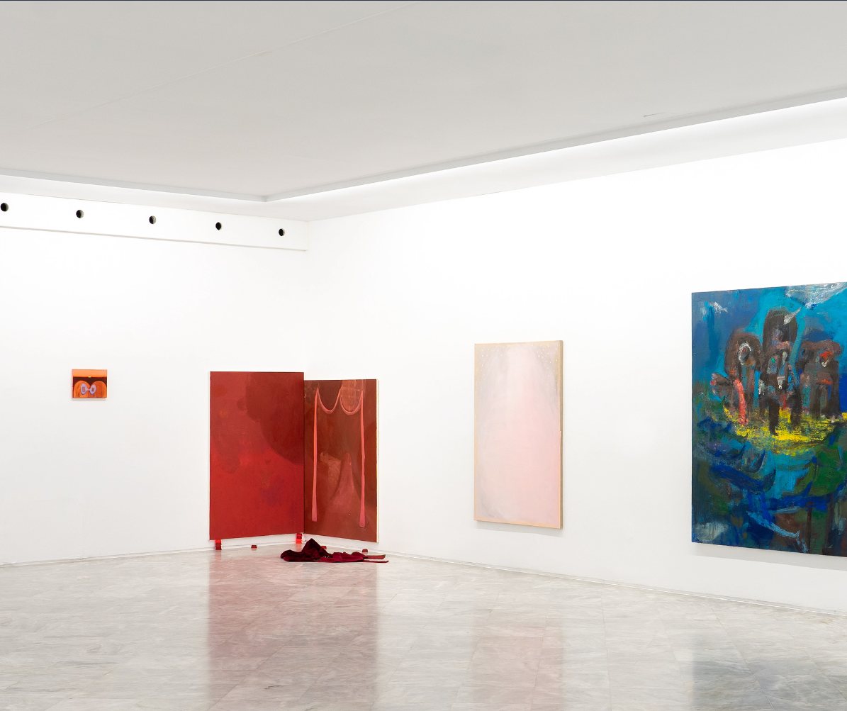 Sala con díptico rojo, monocromo rosado y lienzo expresionista azul
