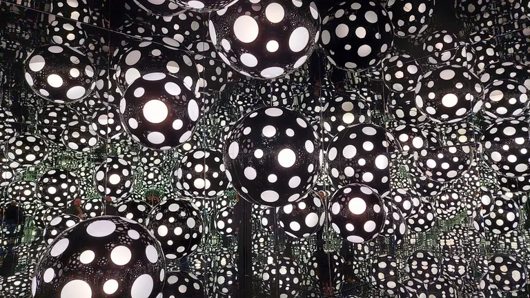 Instalación de esferas de lunares de Yayoi Kusama
