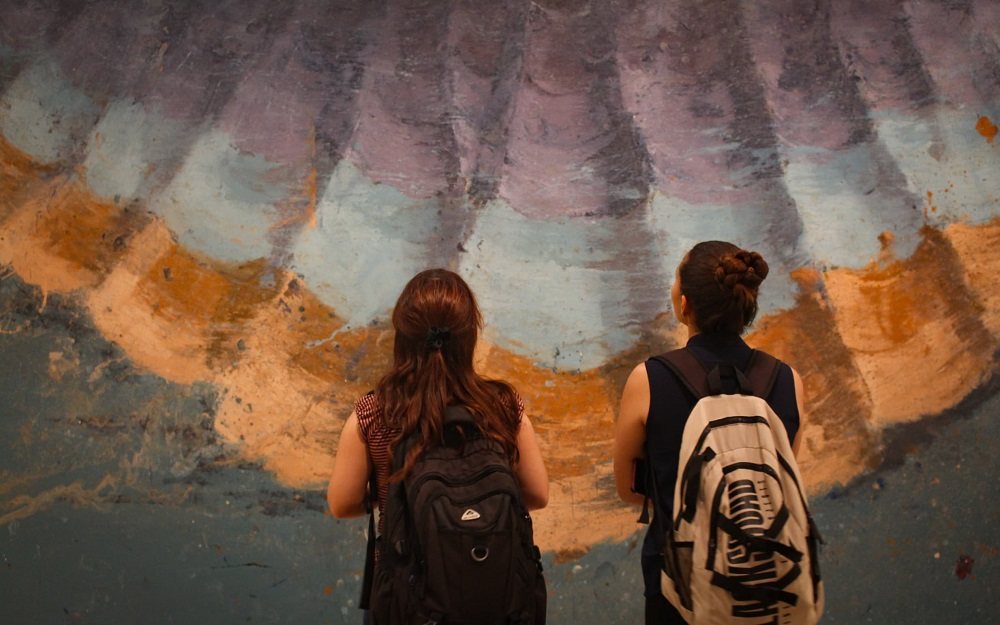 Dos visitantes ante un gran lienzo de Alejandro Campins en Malpaís, Museo Nacional de Bellas Artes de La Habana