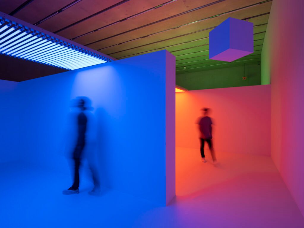 Interior de Cromosaturación de Carlos Cruz-Diez, con cámaras iluminadas en azul, rojo y verde