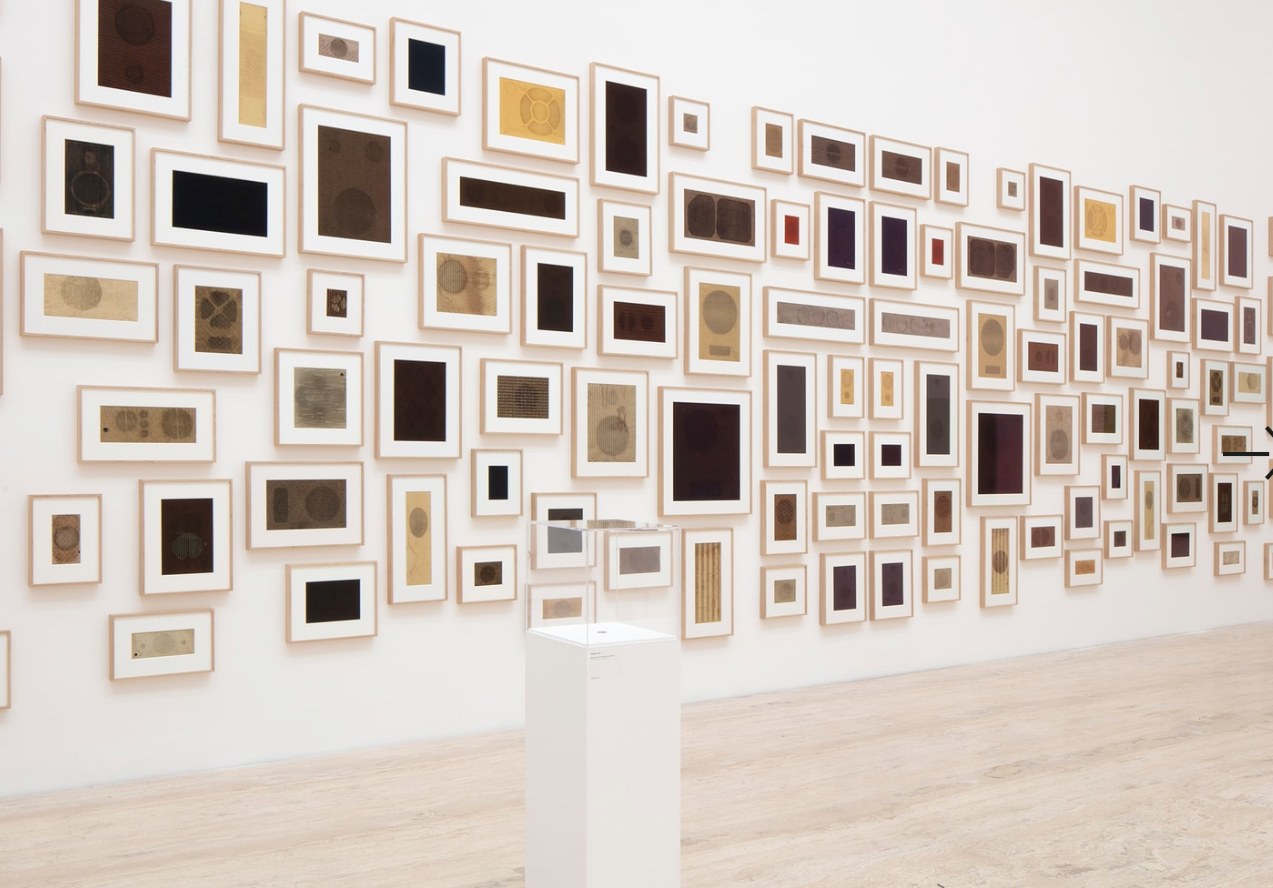 Gran muro de obras enmarcadas de Gabriel de la Mora en el Museo Jumex