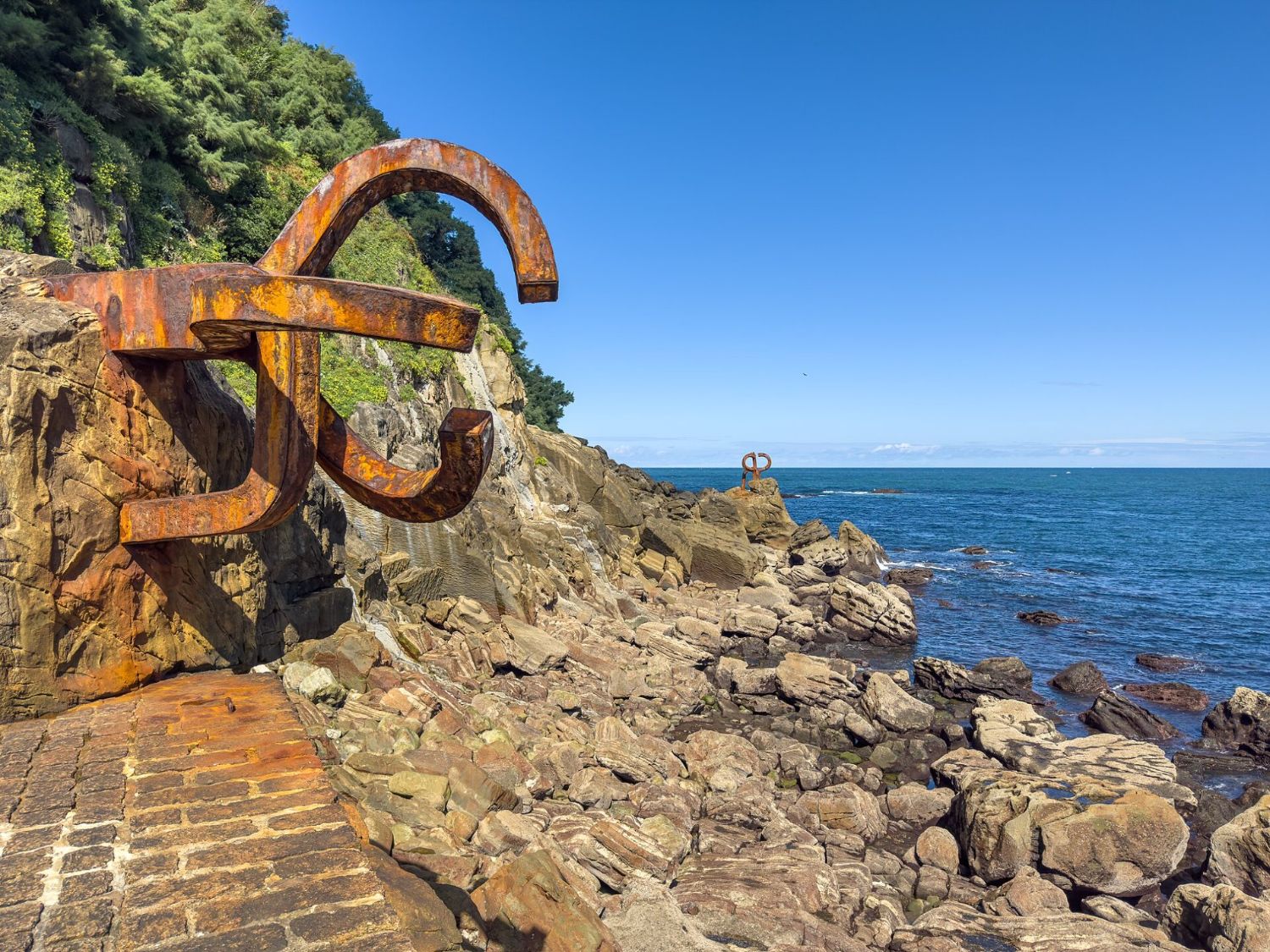 Eduardo Chillida, El Peine del Viento: garras de acero corten ancladas en las rocas frente al mar de San Sebastián