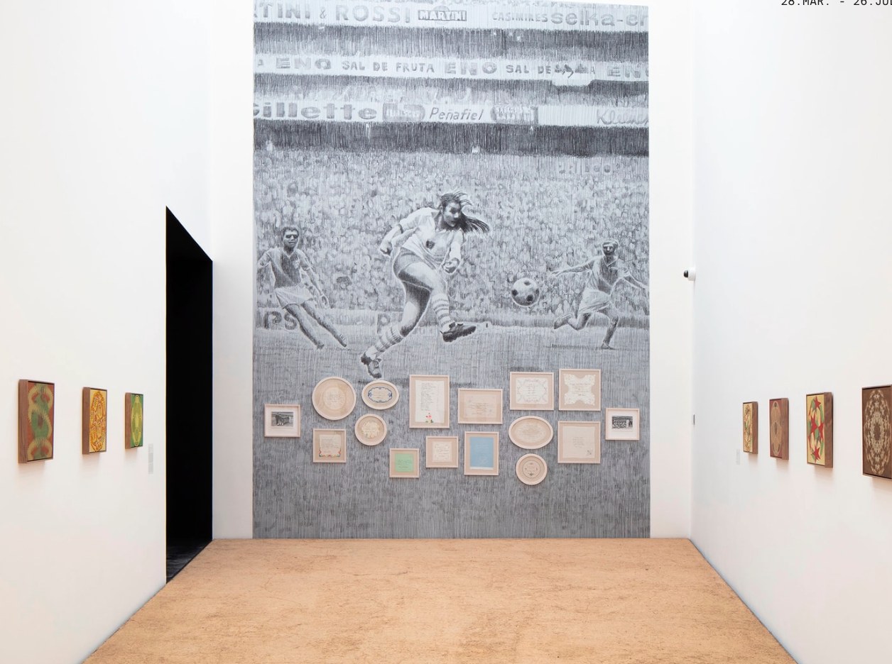 Gran dibujo mural de una escena de estadio en la exposición