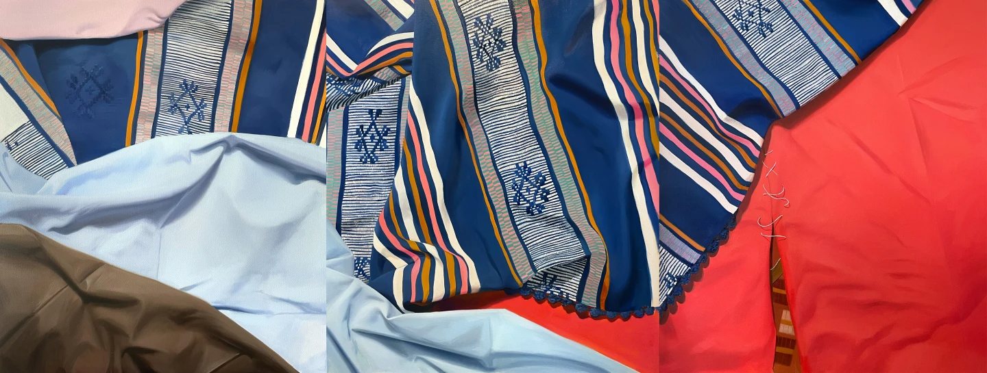 Detalle de la obra Fardo de Andrea Canepa, con telas de rayas y bordados