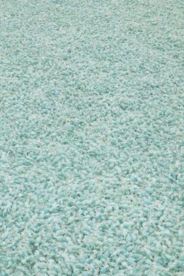 Detalle en primer plano de los caramelos envueltos en celofán azul turquesa