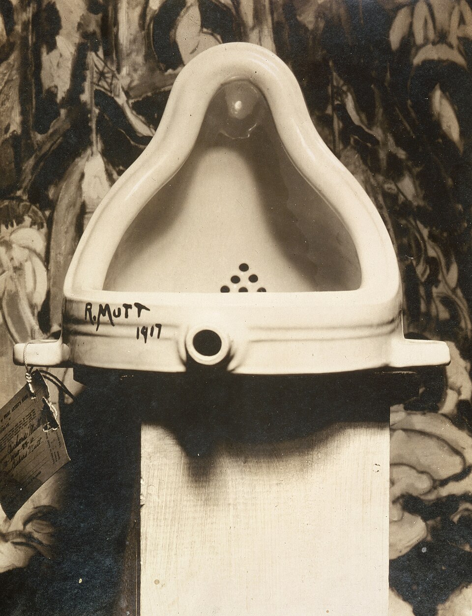 Fotografía de la Fuente de Marcel Duchamp tomada por Alfred Stieglitz en 1917.
