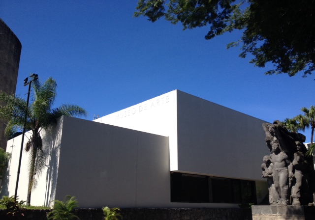 Escalinata de acceso al museo, con el conjunto escultórico y las palmeras del jardín.