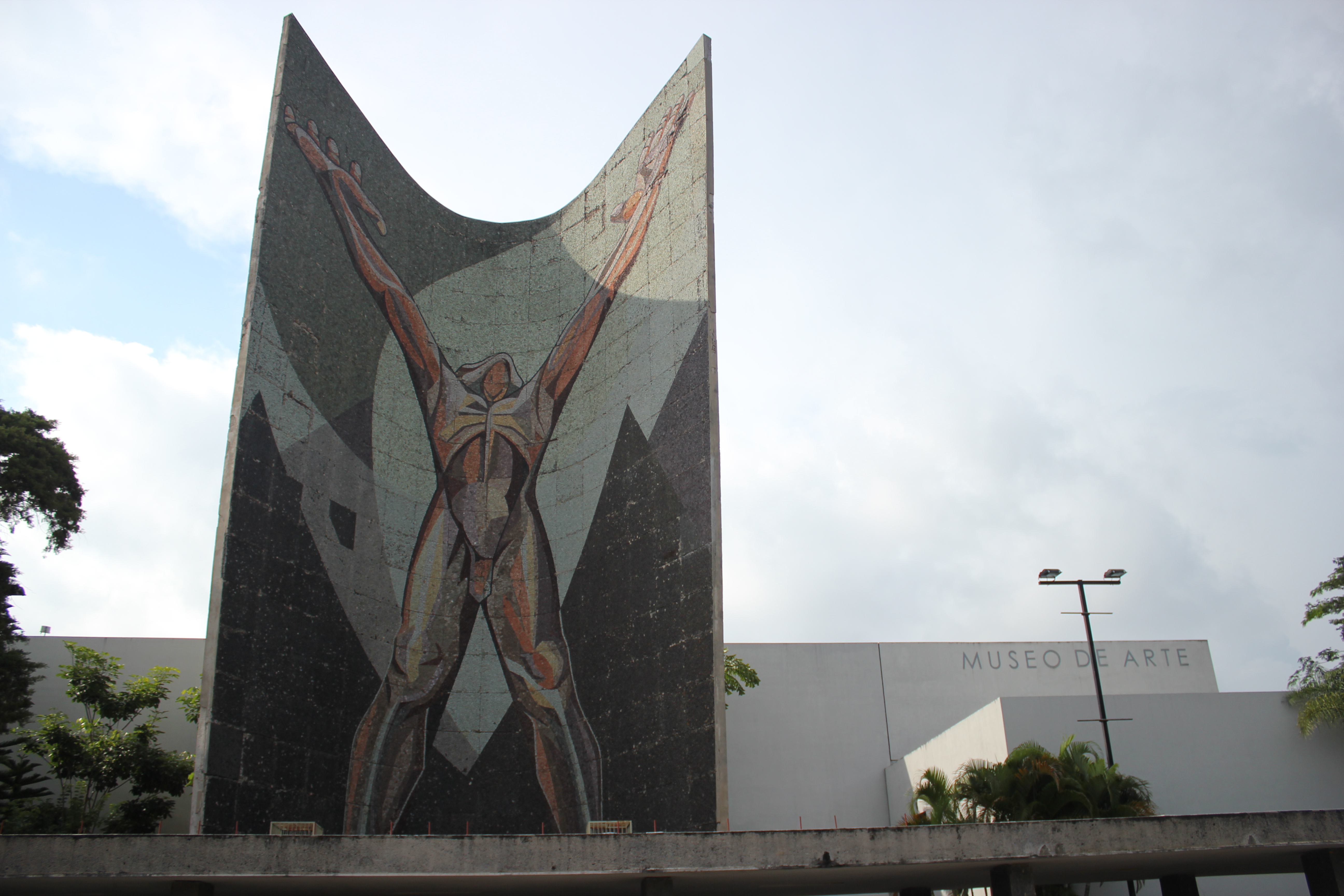 El mosaico del Monumento a la Revolución, con el volumen blanco del museo al fondo.